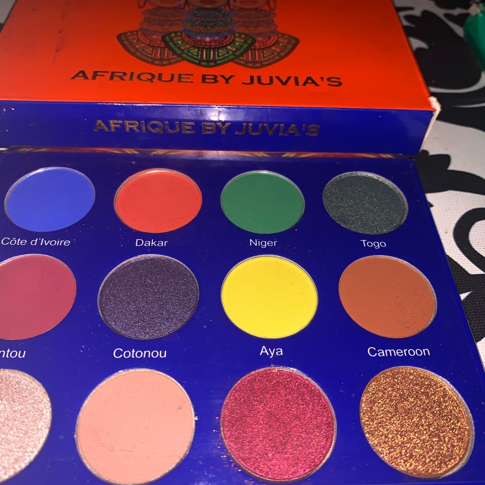 4  Juvias Place Beautiful super pigmented pallets.